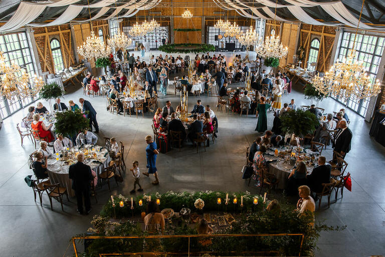 Widok na sale z góry w Stodole Majątek Howieny 