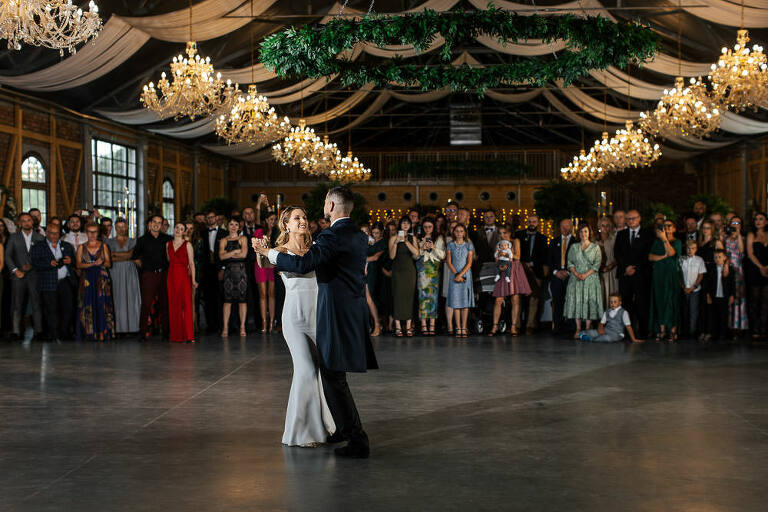 Pierwszy taniec na weselu w Majątku Howienny 