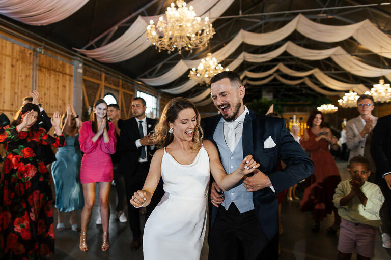 państwo młodzi tańczą na weselu majatek howieny 