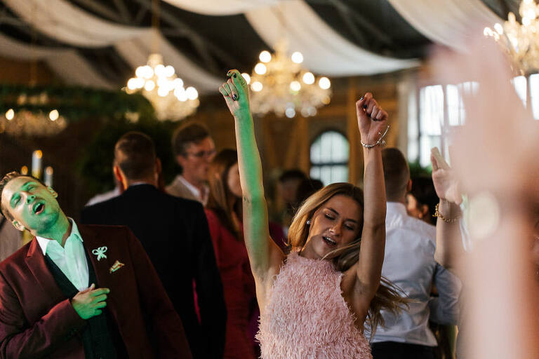 goście tańczący na parkiecie weselnym w majątku howienny 