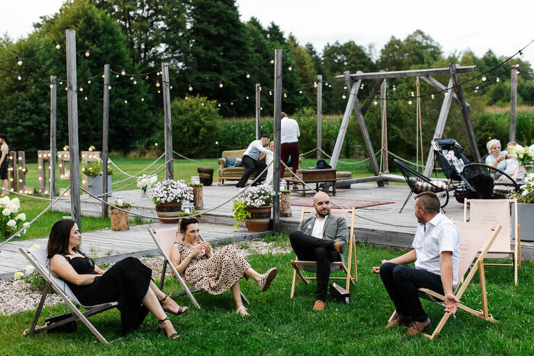 goście odpoczywający na leżakach przed stodołą na weselu Majatek howieny 