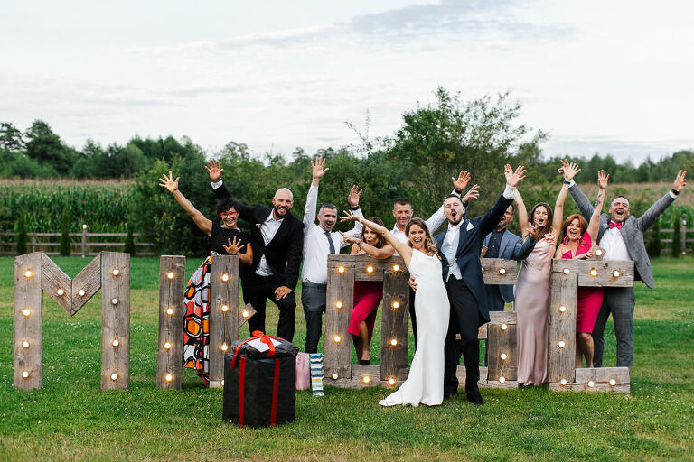 Zdjęcie grupowe przy napisie miłość