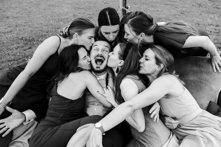 Pan młody całowany przez wiele kobiet 