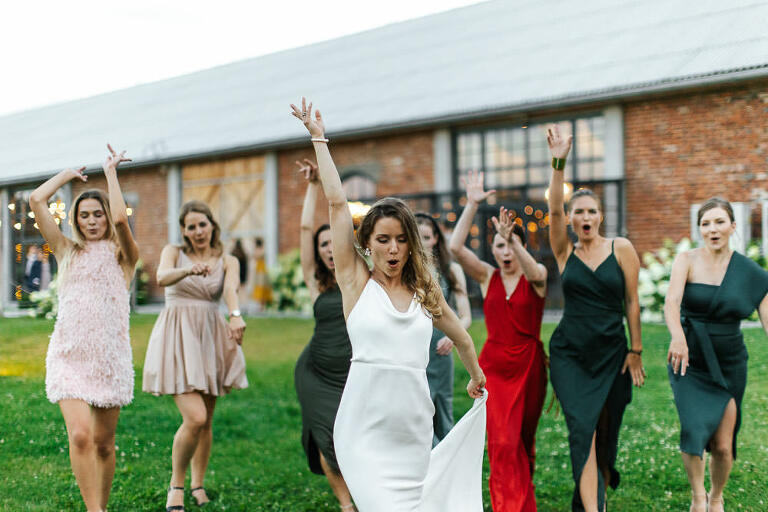 Pani młoda z dziewczynami majatek howieny 