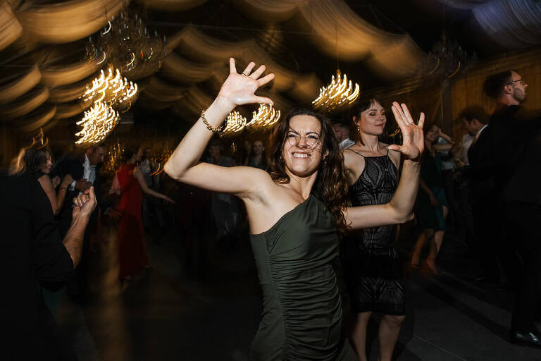 goście tańczący na weselu w majątku howieny 