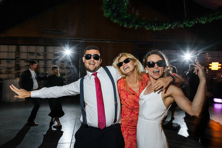 goście tańczący na weselu w majątku howieny w Pomigaczach