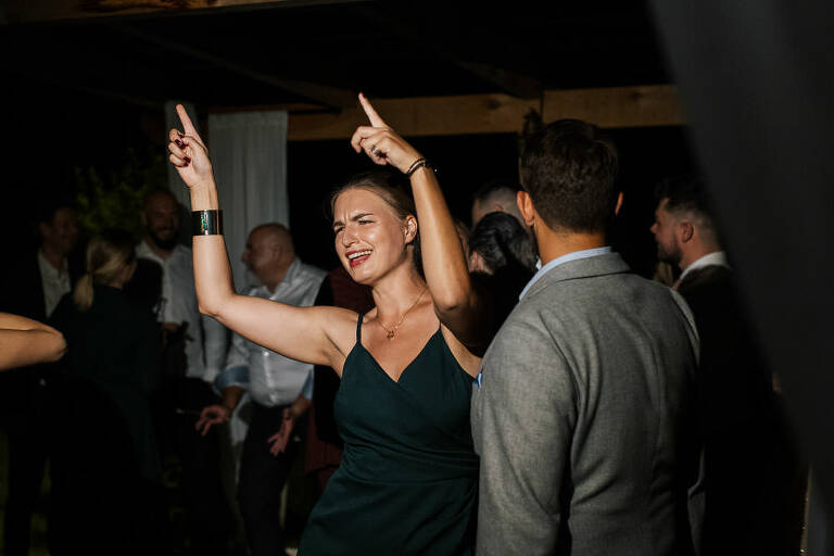 goście tańczący na weselu w majątku howieny 