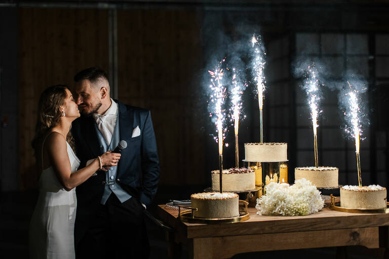 para na tle tortu weselnego Majątek Howieny 