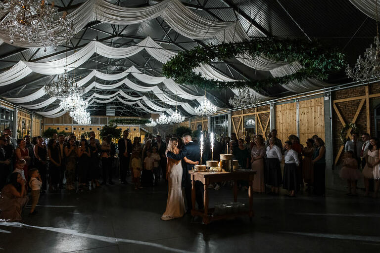 para na tle tortu weselnego w stodole Majątek Howieny 