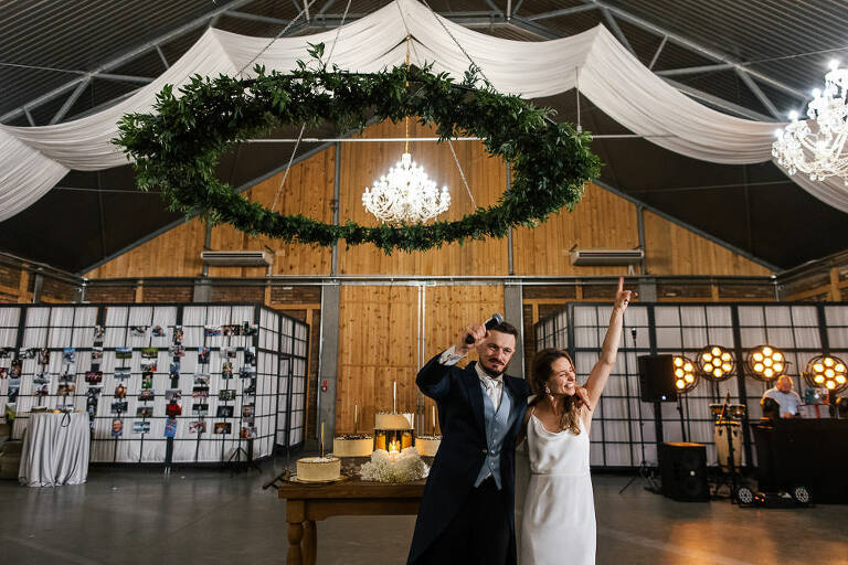 para na tle tortu weselnego Majątek Howieny 