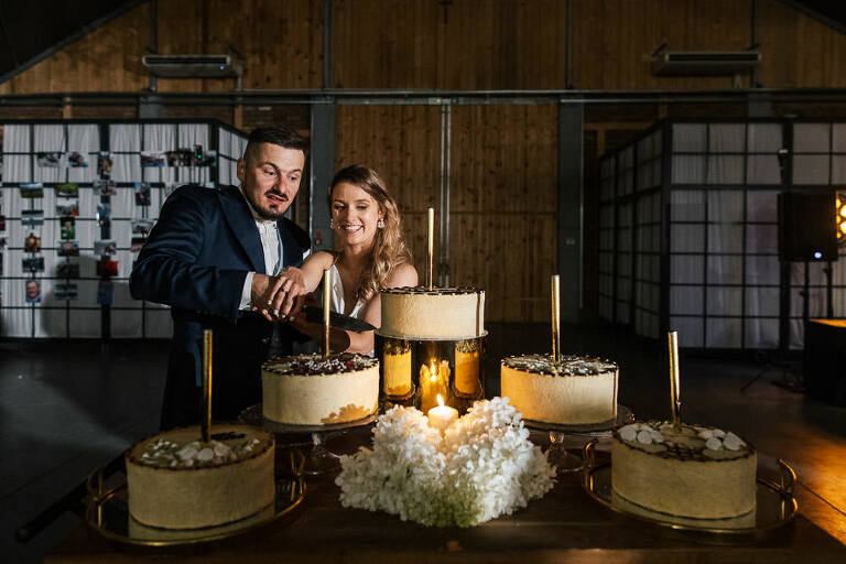 para młoda kroi tort weselny w stodole Majątek Howieny 