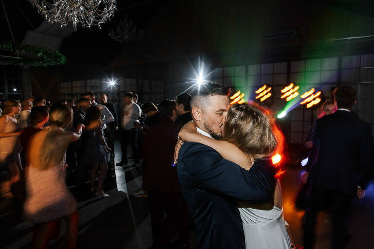 Para młoda całuje się na parkiecie w stodole Majątek Howieny 